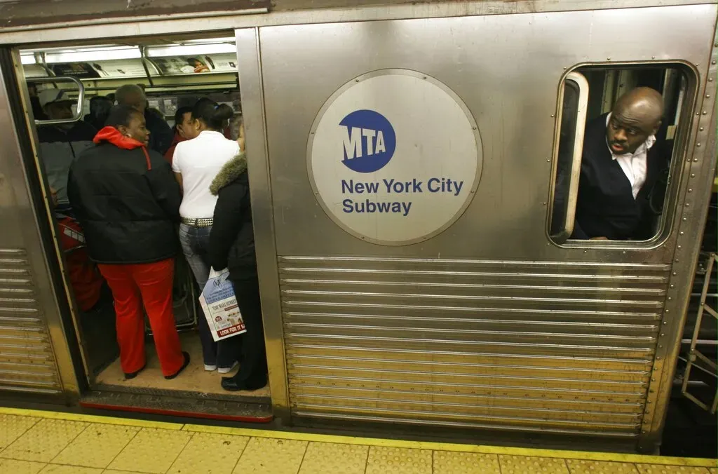 Vendors slash man in the arm after fight on Manhattan subway train: NYPD