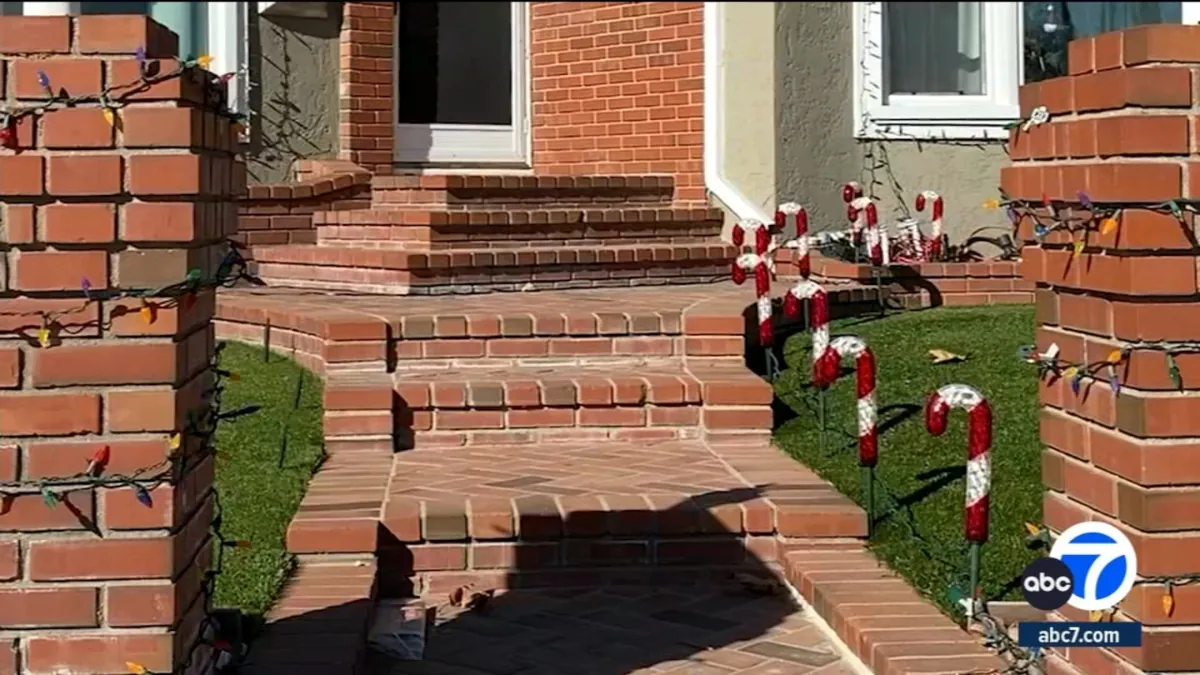 Thieves Caught On Camera Stealing Christmas Decorations From A Home In Lakewood