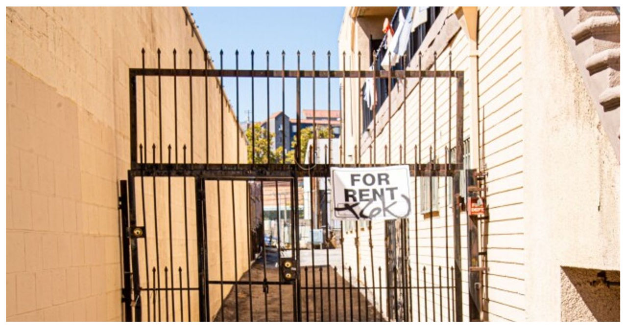 Dead man discovered in Los Angeles River