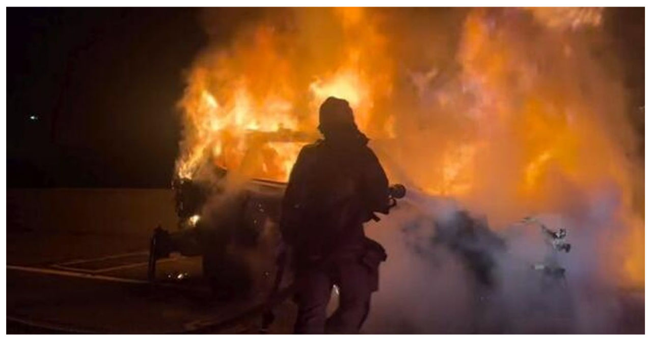 Early morning commute disrupted as fiery crash forces closure of lanes on California's 405 freeway | Golden Gate Media | NewsBreak Original
