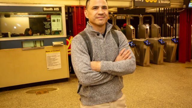 Brave commuter on NYC subway stands up to drunk man wielding box cutter