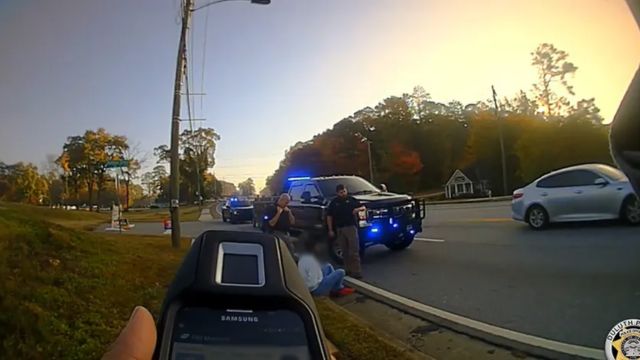 Duluth Police Officer Assists Teen Trying to Walk Home to North Carolina